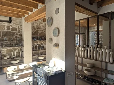 Un atelier spacieux et lumineux, propice à la création l'atelier l'élément terre au 58 rue Dabray dans le quartier Libération à Nice