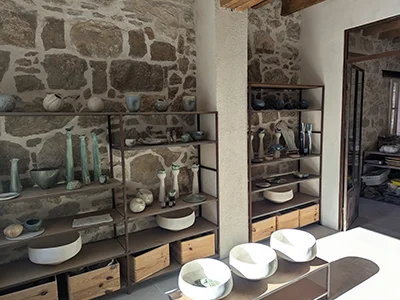 Mounia Guénatri crée ses émaux afin d'obtenir des céramiques uniques Chaque céramique de Mounia Guénatri est unique - l'atelier élément terre