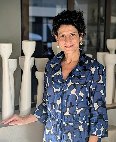 Mounia dans son atelier de Nice au 58 rue Dabray Portrait de Mounia Guénatri, céramiste à Nice depuis 2017
