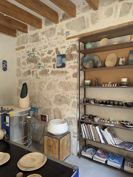 Espace vente de céramiques à l'élément terre