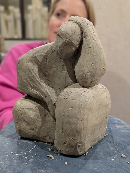 Sculpture en modelage de terre réalisée par une élève de l'atelier l'Élément Terre