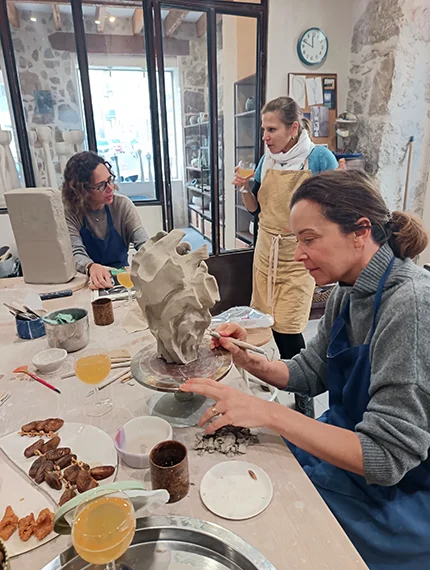 Les cours hebdomadaires de céramique à l'atelier Élément Terre