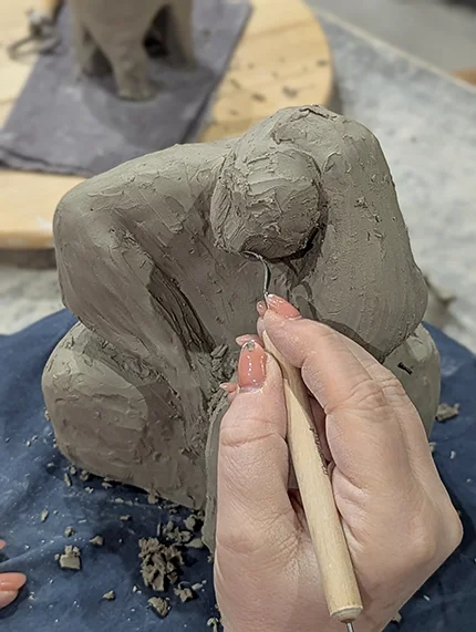 Session modelage aux cours hebdomadaires - l'Élément Terre