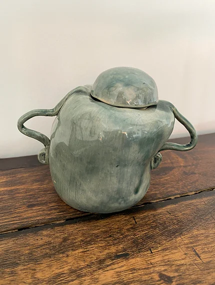 Théière en céramique réalisée à l'atelier l'Élément Terre