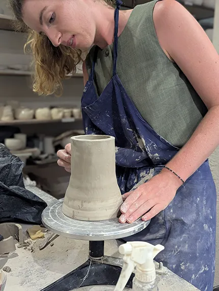 On apprend à centrer aux cours de l'atelier l'Élément Terre