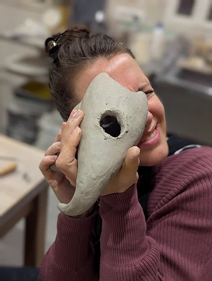 élève aux cours de céramique à l'atelier élément terre nice