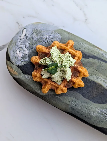 Plat en céramique, restaurant la Stoa