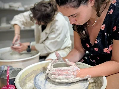 Envie de te lancer ? Participe à un atelier découverte le samedi matin Cours de céramique, atelier découverte, cours particuliers à l'atelier l'élément terre