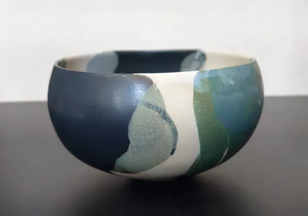 Réalisations de céramiques uniques, création d'émail à l'atelier