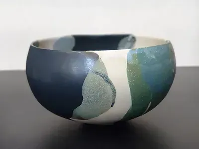 Mounia Guénatri crée ses émaux afin d'obtenir des céramiques uniques Chaque céramique de Mounia Guénatri est unique - l'atelier élément terre