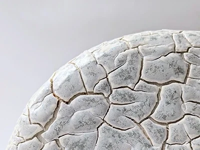 La matière est au coeur de chaque création de Mounia Zoom sur émaillage de céramique effet craquelé comme une terre arride