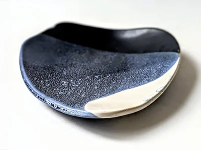 La découverte de ses pièces en sortie de cuisson est comme un instant de magie Assiette en céramique et émaux créés sur mesure