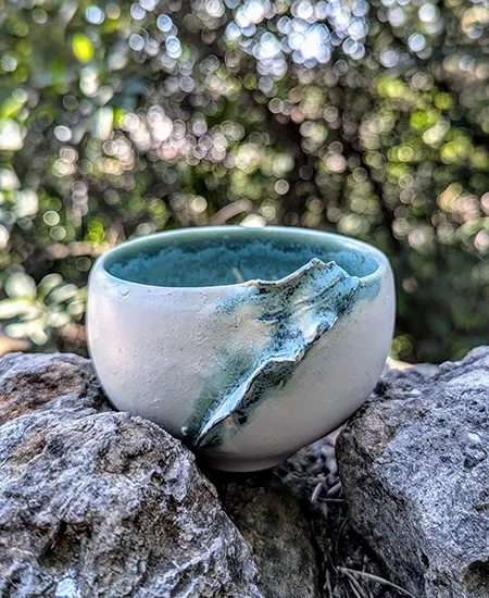 Réalisation céramique de Mounia Guénatri, photo prise à la colline du Château à Nice